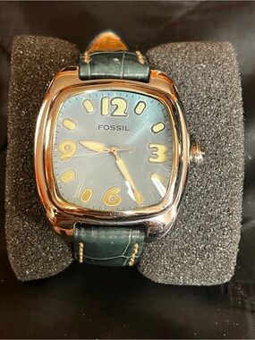 Fossil Blue Sunburst Dial Watch Leather Strap rarely used